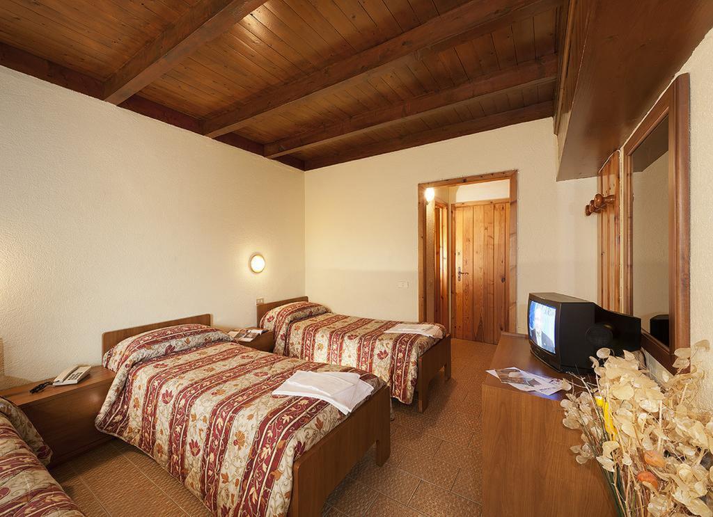 Hotel Veneriaz Нюс Екстер'єр фото